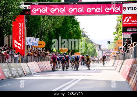 Lucca, Italia. 8 maggio 2024. ITA Jonathan Milan LDTvince lo sprint di gruppo per la 5° posizione. Durante la tappa 5 - Genova-Lucca, giro d'Italia a Lucca, Italia, 08 maggio 2024 Credit: Independent Photo Agency/Alamy Live News Foto Stock