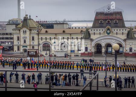 Il leader nordcoreano Kim Jong un si trova di fronte ai soldati russi vicino alla stazione ferroviaria di Vladivostok, durante la sua visita a Primorye, in Russia Foto Stock