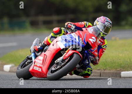 Portrush, Antrim, Irlanda del Nord. 8 maggio 2024. North West 200 Practice; John McGuinness MBE (Honda Racing UK) ha stabilito il settimo tempo più veloce durante le prove Superbike, in sella alla sua moto Superstock Credit: Action Plus Sports/Alamy Live News Foto Stock