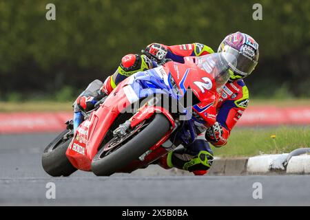 Portrush, Antrim, Irlanda del Nord. 8 maggio 2024. North West 200 Practice; John McGuinness MBE (Honda Racing UK) ha stabilito il settimo tempo più veloce durante le prove Superbike, in sella alla sua moto Superstock Credit: Action Plus Sports/Alamy Live News Foto Stock