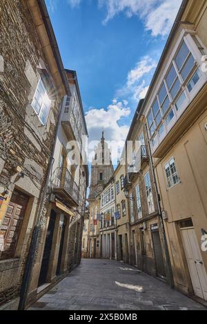 Lugo, Spagna - 29 aprile 2024: La serenità avvolge una strada acciottolata che si snoda verso l'iconica cattedrale della città. Foto Stock