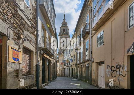 Lugo, Spagna - 29 aprile 2024: Il contrasto architettonico spicca in questa immagine dove l'antico e il religioso convergono armoniosamente. Foto Stock