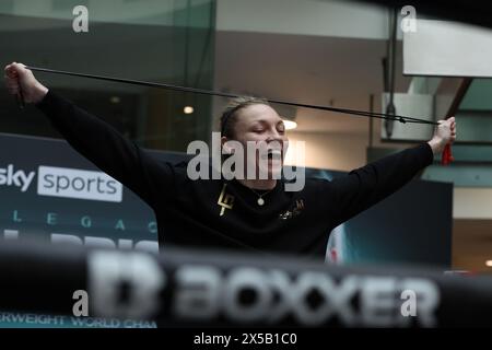 Cardiff, Regno Unito. 8 maggio 2024. Lauren Price di Ystrad Mynach, Galles del Sud durante l'allenamento pubblico Jessica McCaskill V Lauren Price MBE al Capitol Shopping Center di Cardiff, Galles, l'8 maggio 2024. Preparativi per la lotta per WBA, IBO & Ring Magazine World Welterweight Titles a Cardiff questo fine settimana. Solo per uso editoriale, foto di Andrew Orchard/Andrew Orchard fotografia sportiva/Alamy Live news credito: Andrew Orchard fotografia sportiva/Alamy Live News Foto Stock