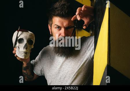 Crema per rasatura in legno di sandalo. Balm su parti del corpo asciutte per idratare la pelle. Asta del barbiere d'epoca in vecchio stile. Un taglio perfetto in barbiere Foto Stock