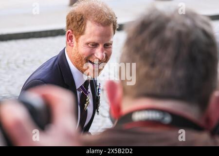 Londra, Regno Unito. 8 maggio 2024. Il Principe Harry, il Duca del Sussex, esce dopo aver partecipato alla celebrazione del 10° anniversario e al servizio di ringraziamento nella Cattedrale di St Paul a Londra per gli Invictus Games. Crediti: Imageplotter/Alamy Live News Foto Stock