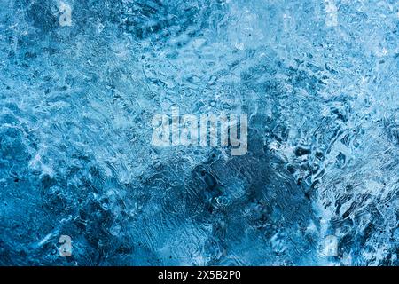 Primo piano dell'iceberg blu astratto crepato dal ghiacciaio. Sfondo testurizzato naturale Foto Stock