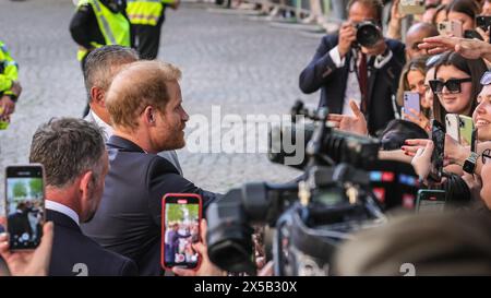 Londra, Regno Unito. 8 maggio 2024. Il Principe Harry, il Duca del Sussex, esce dopo aver partecipato alla celebrazione del 10° anniversario e al servizio di ringraziamento nella Cattedrale di St Paul a Londra per gli Invictus Games. Crediti: Imageplotter/Alamy Live News Foto Stock