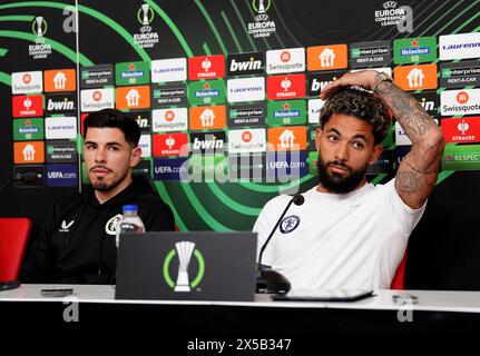 Douglas Luiz dell'Aston Villa (a destra) durante una conferenza stampa allo Stadio Georgios Karaiskakis di Atene. Data foto: Mercoledì 8 maggio 2024. Foto Stock