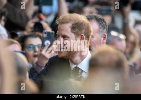 Londra, Regno Unito. 8 maggio 2024. Il principe Harry incontra il pubblico mentre lascia il servizio per il decimo anniversario degli Invictus Games nella Cattedrale di St Paul. The Prince ha co-fondato i giochi come piattaforma per veterani feriti, malati e feriti per mostrare la loro riabilitazione mentale e fisica sul palcoscenico mondiale attraverso lo sport. La sua visita segna la prima volta che è stato nel paese dalla sua visita affrettata per vedere il re a febbraio dopo la diagnosi del cancro del monarca. Crediti: Stephen Chung / Alamy Live News Foto Stock