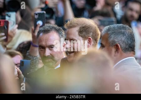 Londra, Regno Unito. 8 maggio 2024. Il principe Harry incontra il pubblico mentre lascia il servizio per il decimo anniversario degli Invictus Games nella Cattedrale di St Paul. The Prince ha co-fondato i giochi come piattaforma per veterani feriti, malati e feriti per mostrare la loro riabilitazione mentale e fisica sul palcoscenico mondiale attraverso lo sport. La sua visita segna la prima volta che è stato nel paese dalla sua visita affrettata per vedere il re a febbraio dopo la diagnosi del cancro del monarca. Crediti: Stephen Chung / Alamy Live News Foto Stock