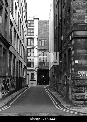 28-04-24 MANCHESTER. Bunsen Street, vicolo ed edifici in bianco e nero. Foto Stock