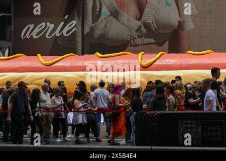 Un'installazione animatronica di 65 piedi intitolata "Hot Dog in the City" degli artisti Jen Catron e Paul Outlaw in mostra a Times Square l'8 maggio 2024 a New Foto Stock