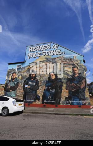 Il murale degli "Eroi della Palestina" a Redbridge, nell'est di Londra, che celebra i giornalisti di Gaza, nel Regno Unito, dipinto in segno di protesta contro la guerra Israele-Hamas in corso, dal collettivo artistico Creative Debuts. Foto Stock