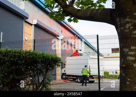 Leicester, Regno Unito. 8 MAGGIO 2024. Il camion si è schiantato in un edificio vandalizzato come obiettivo dell'azione palestinese UAV Tactical Systems, Leicester, Regno Unito. Credito Milo Chandler/Alamy Live News Foto Stock