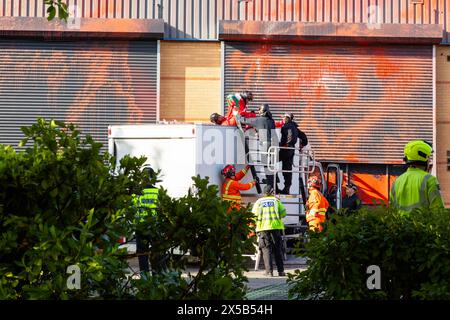 Leicester, Regno Unito. 8 MAGGIO 2024. Il camion si è schiantato in un edificio vandalizzato come obiettivo dell'azione palestinese UAV Tactical Systems, Leicester, Regno Unito. I membri del soccorso tattico e della polizia iniziano a rimuovere e arrestare gli attivisti. Credito Milo Chandler/Alamy Live News Foto Stock