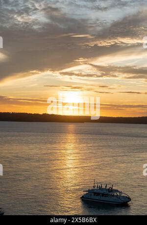 Tramonto alla laguna di Guaraíras a Tibau do sul, Rio grande do Norte in Brasile, alcune barche nella laguna all'ora d'oro. Foto Stock