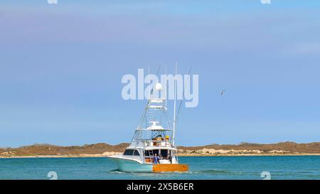 PORT ARANSAS, Texas - 28 FEB 2020: Il FREEBIRD, un bellissimo yacht da pesca, naviga sulle calme acque blu in una giornata di sole. Foto Stock