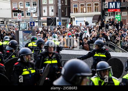 AMSTERDAM - gli agenti di polizia cercano di fermare i manifestanti sul Rokin. Al mattino, le barricate erette dai manifestanti nei terreni Binnengasthuis dell'Università di Amsterdam (UVA) sono ancora visibili. Gli ingressi al sito sono bloccati da diversi lati con, tra l'altro, pallet e portabiciclette. ANP RAMON VAN FLYMEN netherlands Out - belgio Out Foto Stock