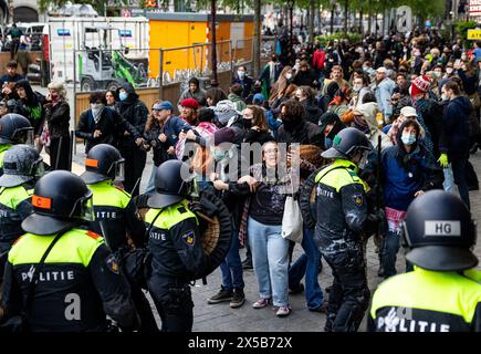 AMSTERDAM - gli agenti di polizia cercano di fermare i manifestanti sul Rokin. Al mattino, le barricate erette dai manifestanti nei terreni Binnengasthuis dell'Università di Amsterdam (UVA) sono ancora visibili. Gli ingressi al sito sono bloccati da diversi lati con, tra l'altro, pallet e portabiciclette. ANP RAMON VAN FLYMEN netherlands Out - belgio Out Foto Stock