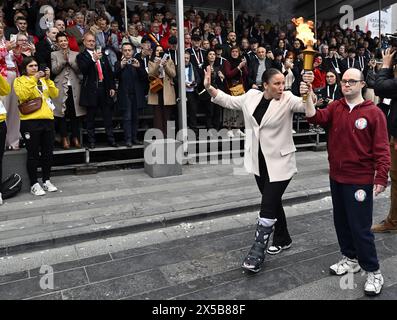 Mechelen, Belgio. 8 maggio 2024. Giocatore di basket Marjorie Carpreaux (L) nella foto durante la cerimonia di apertura dei Giochi nazionali delle Olimpiadi speciali Belgio, mercoledì 8 maggio 2024 a la Louviere. Ai Giochi nazionali, che si svolgono dall'8 all'11 maggio, gli atleti con disabilità intellettiva competono in varie discipline sportive olimpiche. BELGA PHOTO ERIC LALMAND credito: Belga News Agency/Alamy Live News Foto Stock