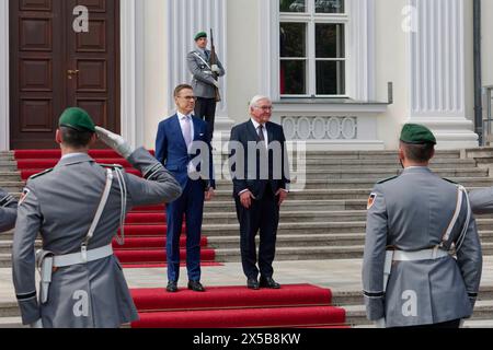 Steinmeier empfängt finnischen Präsidenten 2024-05-08 Deutschland, Berlin - Bundespräsident Frank-Walter Steinmeier SPD empfängt den Staatspräsidenten der Republik Finnland, Alexander Stubb, mit militärischen Ehren auf Schloss Bellevue. *** Steinmeier riceve il presidente finlandese 2024 05 08 Germania, il presidente federale di Berlino Frank Walter Steinmeier SPD riceve il presidente della Repubblica di Finlandia, Alexander Stubb, con onori militari al Palazzo Bellevue Foto Stock