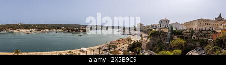 Fotografía panorámica captada desde lo alto de un mirador en el puerto de Mahón. Es una vista impresionante. Minorca, España Foto Stock