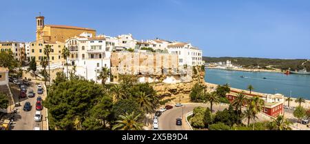 Fotografía panorámica captada desde lo alto de un mirador en el puerto de Mahón. Es una vista impresionante. Minorca, España Foto Stock