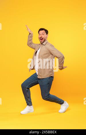 Uomo in Tan Jacket e Jeans che ballano Foto Stock