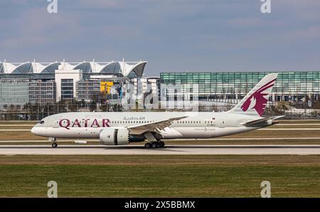 Qatar Airways Ein Boeing 787-8 Dreamliner von Qatar Airways landet auf der Südbahn des Flughafen München. Registrazione A7-BCJ. München, Deutschland, 07.04.2023 *** Qatar Airways A Qatar Airways Boeing 787 8 Dreamliner atterra sulla pista sud dell'aeroporto di Monaco registrazione A7 BCJ Monaco, Germania, 07 04 2023 Foto Stock