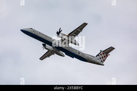 Croatia Airlines Eine Bombardier Das 8 Q400 von Croatia Airlines startet von der Südbahn des Flughafen München. Registrazione 9A-CQC. München, Deutschland, 07.04.2023 *** Croatia Airlines Un Bombardier Das 8 Q400 di Croatia Airlines decolla dalla pista sud dell'aeroporto di Monaco registrazione 9A CQC Monaco di Baviera, Germania, 07 04 2023 Foto Stock