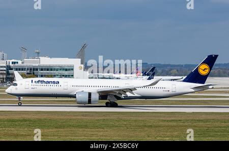 Lufthansa Ein Airbus A350-941 der Lufthansa ist auf der Südbahn des Flughafen München gelandet. Registrazione D-AIXG. München, Deutschland, 07.04.2023 *** Lufthansa A Lufthansa Airbus A350 941 è atterrato sulla pista sud dell'aeroporto di Monaco registrazione D AIXG Monaco, Germania, 07 04 2023 Foto Stock