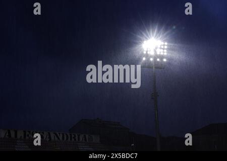 Torino, Italia. 7 maggio 2024. Pioggia pesante cade prima della partita di serie C Play Off turno 1 allo Stadio Giuseppe Moccagatta - Alessandria, Torino. Il credito per immagini dovrebbe essere: Jonathan Moscrop/Sportimage Credit: Sportimage Ltd/Alamy Live News Foto Stock