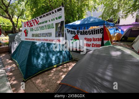 Sacramento, California, Stati Uniti. 8 maggio 2024. Il capitolo degli studenti della Sacramento State University per la giustizia in Palestina ha vissuto in tende mercoledì 8 maggio 2024 a Sacramento. L'università ha accettato di soddisfare le richieste di indagare e cedere in investimenti legati a Israele che il gruppo e altri hanno protestato nel campus dalla fine del mese scorso (Credit Image: © Paul Kitagaki Jr./ZUMA Press Wire) SOLO USO EDITORIALE! Non per USO commerciale! Foto Stock