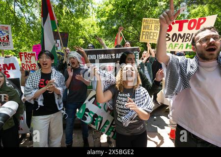 Sacramento, California, Stati Uniti. 8 maggio 2024. Il capitolo degli studenti della Sacramento State University per la giustizia Palestina cantano dopo aver tenuto una conferenza stampa mercoledì 8 maggio 2024 a Sacramento. L'università ha accettato di soddisfare le richieste di indagare e cedere in investimenti legati a Israele che il gruppo e altri hanno protestato nel campus dalla fine del mese scorso (Credit Image: © Paul Kitagaki Jr./ZUMA Press Wire) SOLO USO EDITORIALE! Non per USO commerciale! Foto Stock