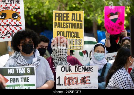 Sacramento, California, Stati Uniti. 8 maggio 2024. Il capitolo degli studenti della Sacramento State University per la giustizia in Palestina tiene una conferenza stampa mercoledì 8 maggio 2024 a Sacramento. L'università ha accettato di soddisfare le richieste di indagare e cedere in investimenti legati a Israele che il gruppo e altri hanno protestato nel campus dalla fine del mese scorso (Credit Image: © Paul Kitagaki Jr./ZUMA Press Wire) SOLO USO EDITORIALE! Non per USO commerciale! Foto Stock