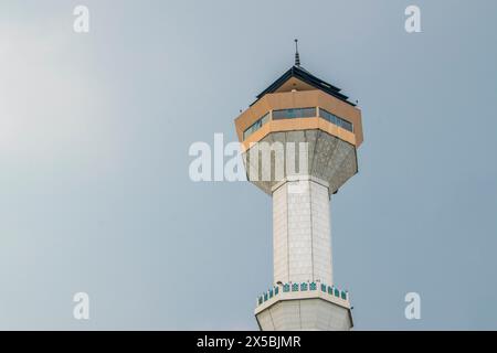 La torre o minareto della grande Moschea di Bandung (Masjid Raya Bandung) nella capitale Bandung. Foto Stock