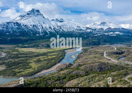 Confluenza del fiume estero Parada che sfocia nel Rio Ibanez, vista aerea al Mirador Rio Ibanez, montagne innevate all'inizio della primavera, Patagonia, Cile Foto Stock