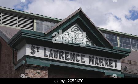 Il St Lawrence Market di Toronto è il famoso e popolare mercato Hall della città - TORONTO, CANADA - 15 APRILE 2024 Foto Stock