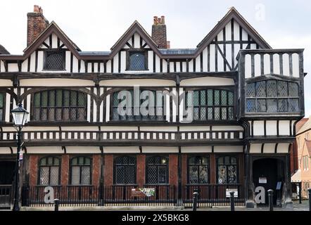 La storica Tudor House di Southampton, che abbraccia oltre 800 anni di storia, mostra la storia della casa e degli abitanti. Foto Stock