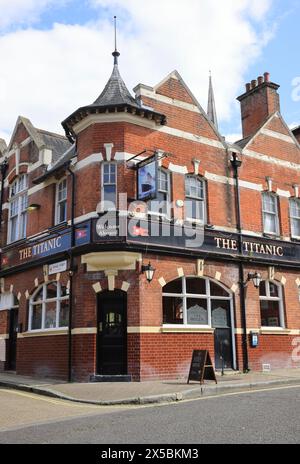 Il pub Titanic in Simnel Street, a Southampton, con una storia strettamente legata alla storia marittima della città, situato vicino a The Docks, Regno Unito Foto Stock