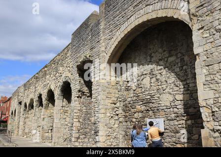 Le arcate difensive furono costruite nel 1338 da re Edoardo III dopo un attacco di 50 navi con soldati francesi e genovesi che entrarono in città silenziosamente. Foto Stock