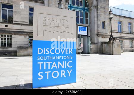 Esterno del SeaCity Museum di Southampton, che include la storia del Titanic e che ha aperto il 10 aprile 2012, per celebrare il centenario del RMS Titanic. Foto Stock