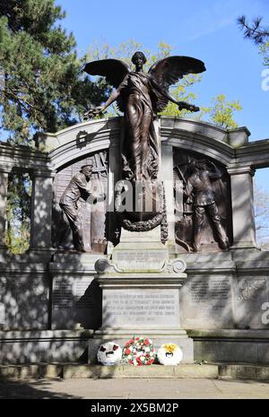 Titanic Engineers Memorial, inaugurato nel 1914, commemorando gli ingegneri a bordo della nave, tutti morti, incluso Thomas Andrews, capo progettista. Foto Stock
