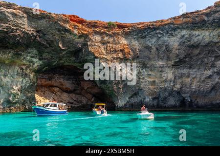 Comino, Malta - 27 agosto 2019: Barche da diporto con turisti salpa la Laguna Blu di Comino Foto Stock