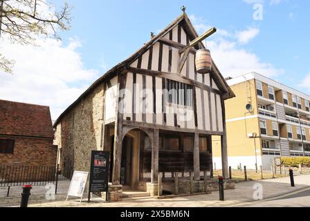 La Casa del Mercante medievale incorniciata in legno, sulla French Street a Southampton, dove i commercianti di Bordeaux, Genova e Venezia sbarcarono carichi di vino e spezie. Foto Stock