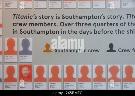 La storia dello sfortunato viaggio del Titanic al SeaCity Museum e di come la tragedia abbia colpito la città e la gente di Southampton, nell'Hampshire, nel Regno Unito Foto Stock