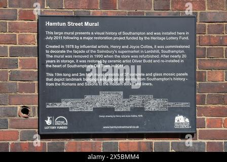 Hamtun Street Mural, che presenta una storia visiva di Southampton, è stato installato qui nella città vecchia nel 2011, Hampshire, Regno Unito Foto Stock