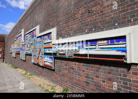 Hamtun Street Mural, che presenta una storia visiva di Southampton, è stato installato qui nella città vecchia nel 2011, Hampshire, Regno Unito Foto Stock