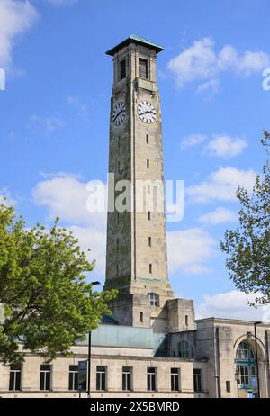 Torre dell'orologio vittoriana nel Civic Centre, progettata in stile classico dall'architetto inglese Ernest Berry Webber nel 1929, a Southampton, Regno Unito Foto Stock