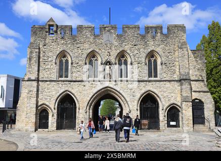 La Bargate, una porta medievale classificata di grado 1 nel centro della città di Southampton, costruita in epoca normanna come parte delle mura cittadine, nell'Hampshire. Foto Stock